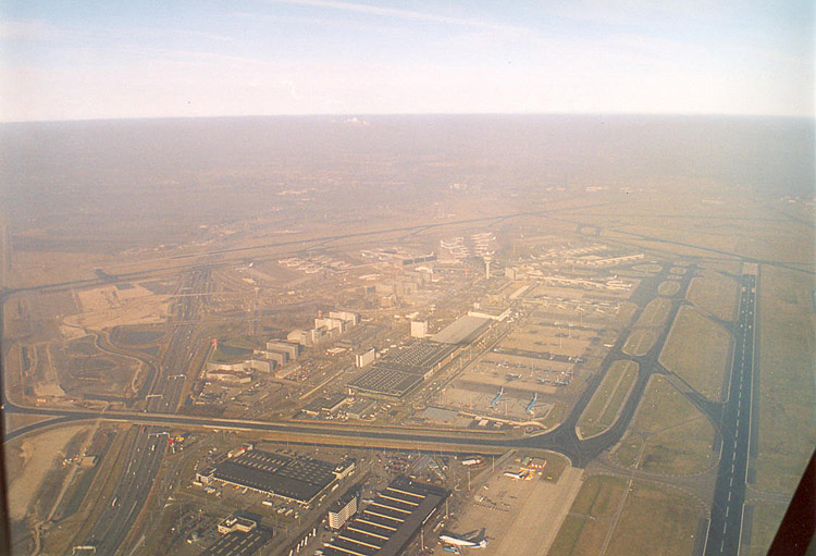 Over Schiphol Centrum op 1000 ft